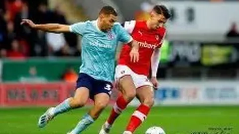 【腹肌风暴来袭】萨拉赫健身打卡，揭秘社交平台上的完美身材瞬间！